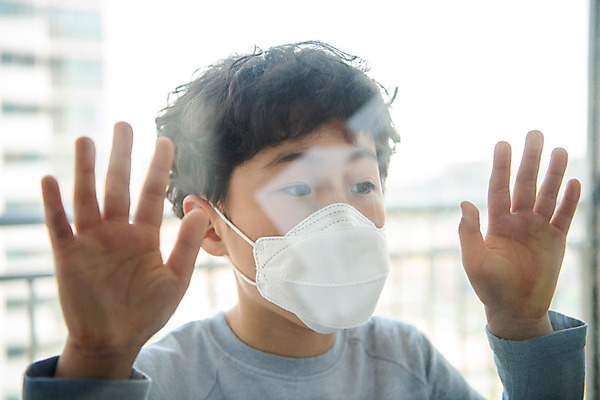 포토 JPG 교육 남자 초등학생 어린이 방학 아파트 실내 마스크 한명 근접촬영 상반신 앞모습 10대 한국인 바이러스 위생 질병 사회이슈 예방 감염 에듀 에듀케이션 위생관리 소년한명만 스쿨팩 코로나바이러스 휴교 델타변이바이러스 국내포토 1 학생 뷰포인트 컨셉 의학 청소년 휴가 주택 관리 사람 동양인 내부 남자한명만 소년만 파일형식