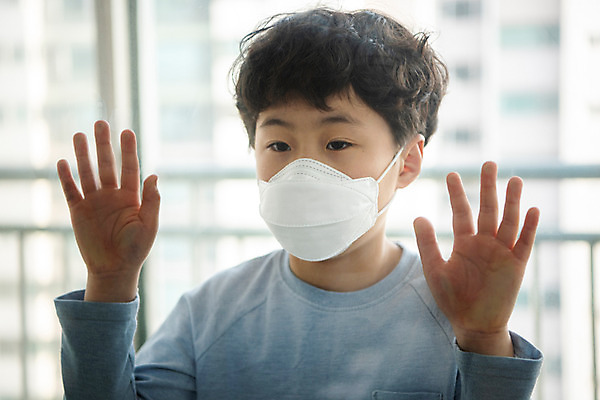 포토 JPG 교육 남자 초등학생 어린이 방학 아파트 실내 마스크 한명 근접촬영 상반신 앞모습 10대 한국인 바이러스 위생 질병 사회이슈 예방 감염 에듀 에듀케이션 위생관리 소년한명만 스쿨팩 코로나바이러스 휴교 델타변이바이러스 국내포토 1 학생 뷰포인트 컨셉 의학 청소년 휴가 주택 관리 사람 동양인 내부 남자한명만 소년만 파일형식