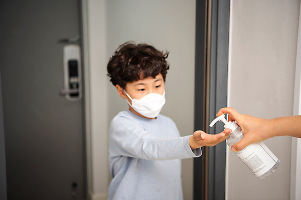 포토 JPG 손 남자 초등학생 어린이 방학 아파트 실내 한명 상반신 앞모습 신체부위 10대 한국인 바이러스 위생 질병 사회이슈 예방 감염 위생관리 소년한명만 코로나바이러스 손소독제 휴교 손소독 델타변이바이러스 국내포토 1 학생 뷰포인트 컨셉 의학 청소년 휴가 주택 관리 사람 동양인 내부 소독 소독제 남자한명만 소년만 파일형식