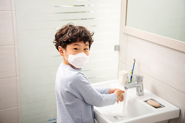 포토 JPG 남자 초등학생 어린이 방학 아파트 실내 한명 상반신 옆모습 10대 한국인 바이러스 위생 질병 사회이슈 예방 감염 비누 손씻기 위생관리 소년한명만 코로나바이러스 휴교 델타변이바이러스 국내포토 1 학생 뷰포인트 컨셉 의학 청소년 휴가 주택 관리 사람 동양인 내부 위생용품 씻기 남자한명만 소년만 파일형식