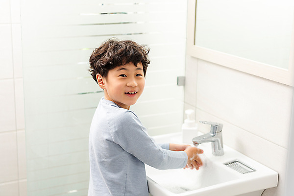 포토 JPG 남자 초등학생 어린이 방학 아파트 실내 한명 상반신 옆모습 10대 한국인 바이러스 위생 질병 사회이슈 예방 감염 비누 손씻기 위생관리 소년한명만 코로나바이러스 휴교 델타변이바이러스 국내포토 1 학생 뷰포인트 컨셉 의학 청소년 휴가 주택 관리 사람 동양인 내부 위생용품 씻기 남자한명만 소년만 파일형식