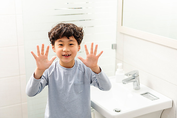 포토 JPG 남자 초등학생 어린이 방학 아파트 실내 한명 상반신 앞모습 10대 한국인 바이러스 위생 질병 사회이슈 예방 감염 비누 손씻기 위생관리 소년한명만 코로나바이러스 휴교 델타변이바이러스 국내포토 1 학생 뷰포인트 컨셉 의학 청소년 휴가 주택 관리 사람 동양인 내부 위생용품 씻기 남자한명만 소년만 파일형식