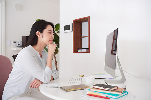 포토 JPG 여자 실내 한명 상반신 성인 옆모습 30대 컴퓨터 연필 다이어리 한국인 업무 비즈니스우먼 사회이슈 고민 재택근무 프리랜서 성인여자한명만 자가격리 사회적거리두기 레이어드홈 국내포토 직업 1 감정 캠페인 뷰포인트 컨셉 비즈니스 학용품 사람 동양인 내부 장년 전자제품 필기구 사무용품 작업 직장인 여자한명만 성인여자만 파일형식 격리