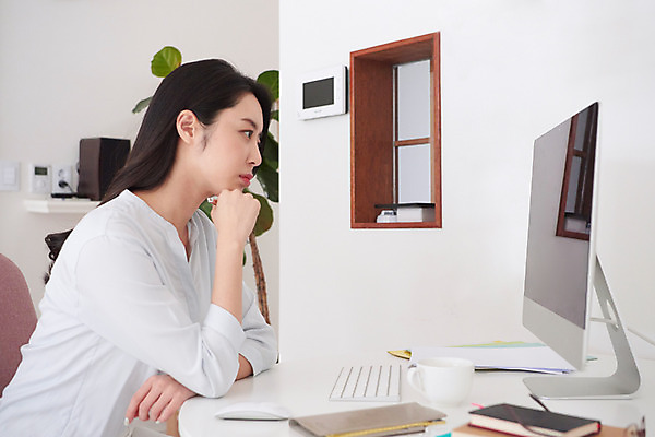 포토 JPG 여자 실내 한명 상반신 성인 옆모습 30대 컴퓨터 연필 다이어리 한국인 업무 비즈니스우먼 사회이슈 고민 재택근무 프리랜서 성인여자한명만 자가격리 사회적거리두기 레이어드홈 국내포토 직업 1 감정 캠페인 뷰포인트 컨셉 비즈니스 학용품 사람 동양인 내부 장년 전자제품 필기구 사무용품 작업 직장인 여자한명만 성인여자만 파일형식 격리