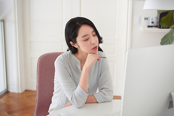포토 JPG 여자 실내 한명 상반신 성인 옆모습 30대 컴퓨터 연필 다이어리 한국인 업무 비즈니스우먼 사회이슈 고민 재택근무 프리랜서 성인여자한명만 자가격리 사회적거리두기 레이어드홈 국내포토 직업 1 감정 캠페인 뷰포인트 컨셉 비즈니스 학용품 사람 동양인 내부 장년 전자제품 필기구 사무용품 작업 직장인 여자한명만 성인여자만 파일형식 격리