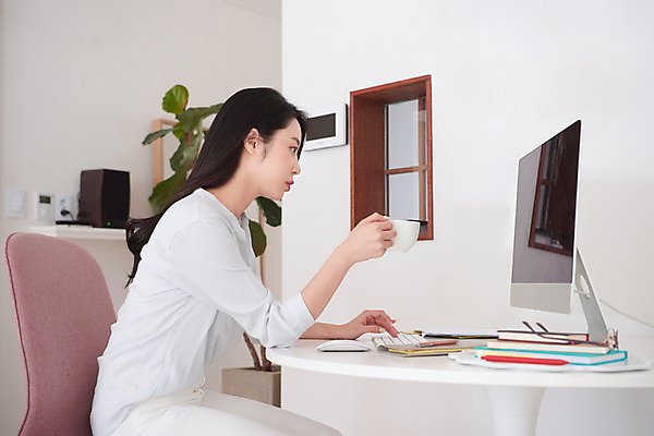 포토 JPG 여자 커피 실내 한명 상반신 성인 옆모습 30대 컴퓨터 연필 다이어리 한국인 업무 비즈니스우먼 커피잔 사회이슈 고민 재택근무 프리랜서 성인여자한명만 자가격리 사회적거리두기 레이어드홈 국내포토 직업 1 감정 음료 캠페인 뷰포인트 컨셉 비즈니스 학용품 잔 사람 동양인 내부 장년 전자제품 필기구 사무용품 작업 직장인 여자한명만 성인여자만 파일형식 격리