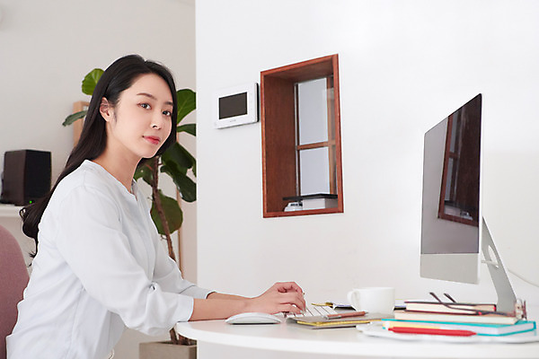 포토 JPG 여자 실내 한명 상반신 성인 옆모습 30대 컴퓨터 연필 다이어리 한국인 업무 비즈니스우먼 사회이슈 고민 재택근무 프리랜서 성인여자한명만 자가격리 사회적거리두기 레이어드홈 국내포토 직업 1 감정 캠페인 뷰포인트 컨셉 비즈니스 학용품 사람 동양인 내부 장년 전자제품 필기구 사무용품 작업 직장인 여자한명만 성인여자만 파일형식 격리