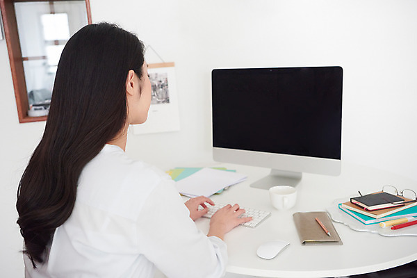 포토 JPG 여자 실내 한명 상반신 성인 뒷모습 30대 컴퓨터 연필 다이어리 한국인 비즈니스우먼 사회이슈 고민 재택근무 프리랜서 성인여자한명만 자가격리 사회적거리두기 레이어드홈 국내포토 직업 1 감정 캠페인 뷰포인트 컨셉 비즈니스 학용품 사람 동양인 내부 장년 전자제품 필기구 사무용품 직장인 여자한명만 성인여자만 파일형식 격리