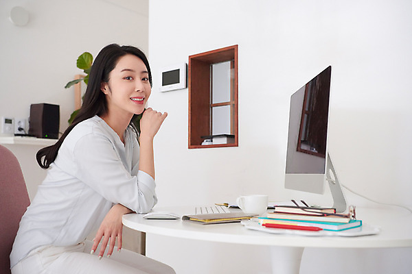 포토 JPG 여자 실내 한명 미소 상반신 성인 옆모습 30대 컴퓨터 연필 다이어리 한국인 업무 비즈니스우먼 사회이슈 고민 재택근무 프리랜서 성인여자한명만 자가격리 사회적거리두기 레이어드홈 국내포토 직업 1 감정 캠페인 뷰포인트 컨셉 비즈니스 학용품 표정 사람 동양인 내부 장년 전자제품 필기구 사무용품 작업 직장인 여자한명만 성인여자만 파일형식 격리