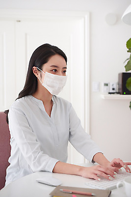 포토 JPG 여자 비즈니스 실내 마스크 한명 상반신 성인 옆모습 30대 컴퓨터 연필 다이어리 한국인 업무 비즈니스우먼 질병 사회이슈 고민 재택근무 프리랜서 성인여자한명만 코로나바이러스 자가격리 사회적거리두기 델타변이바이러스 국내포토 직업 1 감정 캠페인 뷰포인트 컨셉 의학 학용품 사람 동양인 내부 장년 전자제품 필기구 사무용품 작업 직장인 바이러스 여자한명만 성인여자만 파일형식 격리