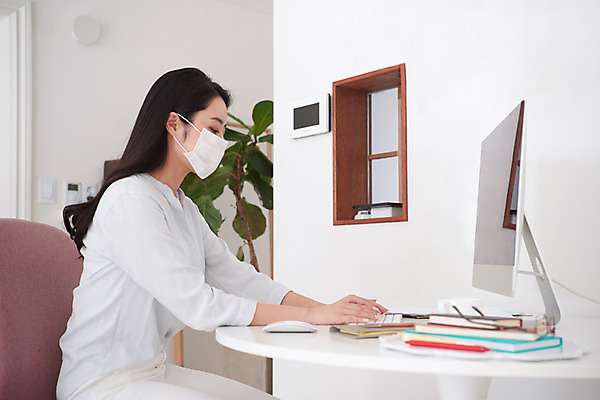 포토 JPG 여자 비즈니스 실내 마스크 한명 상반신 성인 옆모습 30대 컴퓨터 연필 다이어리 한국인 업무 비즈니스우먼 질병 사회이슈 고민 재택근무 프리랜서 성인여자한명만 코로나바이러스 자가격리 사회적거리두기 델타변이바이러스 국내포토 직업 1 감정 캠페인 뷰포인트 컨셉 의학 학용품 사람 동양인 내부 장년 전자제품 필기구 사무용품 작업 직장인 바이러스 여자한명만 성인여자만 파일형식 격리