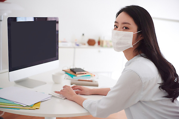 포토 JPG 여자 비즈니스 실내 마스크 한명 상반신 성인 옆모습 30대 컴퓨터 연필 다이어리 한국인 업무 비즈니스우먼 질병 사회이슈 고민 재택근무 프리랜서 성인여자한명만 코로나바이러스 자가격리 사회적거리두기 델타변이바이러스 국내포토 직업 1 감정 캠페인 뷰포인트 컨셉 의학 학용품 사람 동양인 내부 장년 전자제품 필기구 사무용품 작업 직장인 바이러스 여자한명만 성인여자만 파일형식 격리