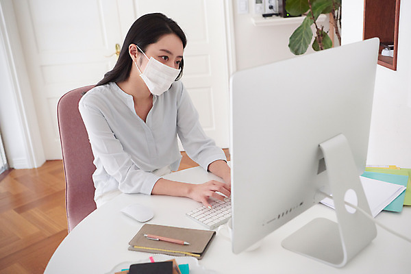 포토 JPG 여자 비즈니스 실내 마스크 한명 상반신 성인 옆모습 30대 컴퓨터 연필 다이어리 한국인 업무 비즈니스우먼 질병 사회이슈 고민 재택근무 프리랜서 성인여자한명만 코로나바이러스 자가격리 사회적거리두기 델타변이바이러스 국내포토 직업 1 감정 캠페인 뷰포인트 컨셉 의학 학용품 사람 동양인 내부 장년 전자제품 필기구 사무용품 작업 직장인 바이러스 여자한명만 성인여자만 파일형식 격리