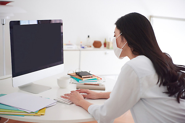 포토 JPG 여자 비즈니스 실내 마스크 한명 상반신 성인 뒷모습 30대 컴퓨터 연필 다이어리 한국인 비즈니스우먼 질병 사회이슈 고민 재택근무 프리랜서 성인여자한명만 코로나바이러스 자가격리 사회적거리두기 레이어드홈 델타변이바이러스 국내포토 직업 1 감정 캠페인 뷰포인트 컨셉 의학 학용품 사람 동양인 내부 장년 전자제품 필기구 사무용품 직장인 바이러스 여자한명만 성인여자만 파일형식 격리