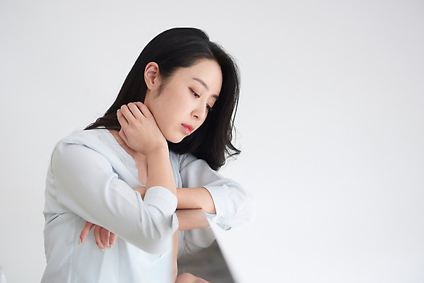 포토 JPG 여자 생각 난간 실내 한명 상반신 성인 옆모습 30대 계단 한국인 업무 비즈니스우먼 사회이슈 괴로움 재택근무 답답함 성인여자한명만 사회적거리두기 레이어드홈 국내포토 1 감정 캠페인 뷰포인트 컨셉 비즈니스 사람 동양인 내부 장년 작업 직장인 감각 여자한명만 성인여자만 파일형식