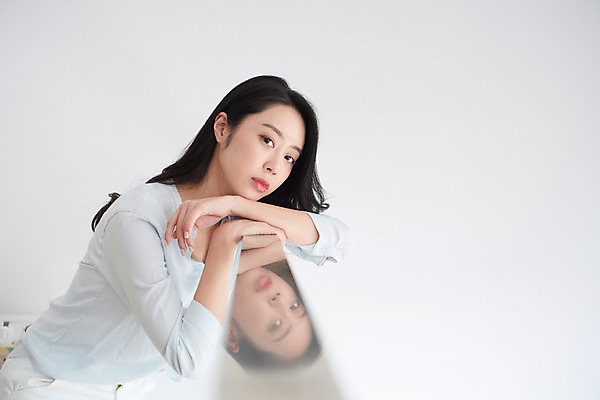 포토 JPG 여자 생각 난간 실내 한명 상반신 성인 옆모습 30대 계단 한국인 업무 비즈니스우먼 사회이슈 괴로움 재택근무 답답함 성인여자한명만 사회적거리두기 레이어드홈 국내포토 1 감정 캠페인 뷰포인트 컨셉 비즈니스 사람 동양인 내부 장년 작업 직장인 감각 여자한명만 성인여자만 파일형식