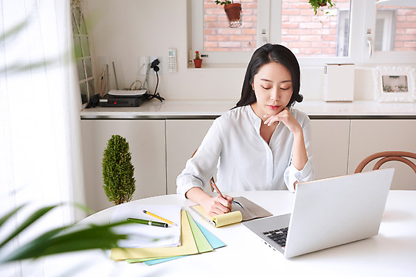 포토 JPG 여자 비즈니스 실내 한명 앉기 상반신 성인 앞모습 30대 노트북 연필 다이어리 한국인 기록 업무 비즈니스우먼 사회이슈 고민 재택근무 프리랜서 성인여자한명만 자가격리 사회적거리두기 레이어드홈 국내포토 직업 1 감정 캠페인 뷰포인트 컨셉 모션 학용품 사람 동양인 내부 장년 전자제품 필기구 사무용품 작업 직장인 여자한명만 성인여자만 파일형식 격리