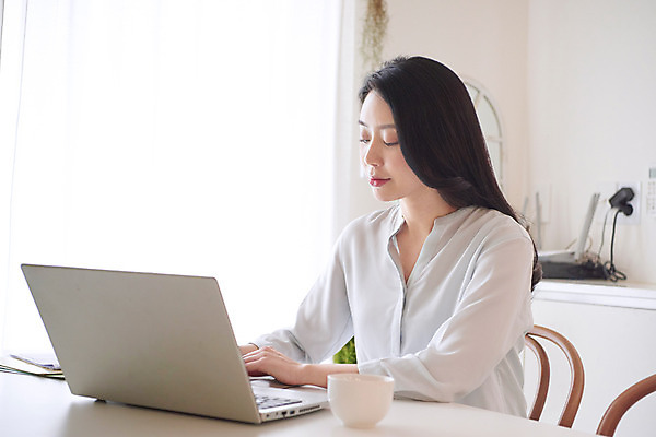 포토 JPG 여자 비즈니스 실내 한명 상반신 성인 옆모습 30대 노트북 연필 다이어리 한국인 업무 비즈니스우먼 커피잔 사회이슈 고민 재택근무 프리랜서 성인여자한명만 자가격리 사회적거리두기 레이어드홈 국내포토 직업 1 감정 커피 캠페인 뷰포인트 컨셉 학용품 잔 사람 동양인 내부 장년 전자제품 필기구 사무용품 작업 직장인 여자한명만 성인여자만 파일형식 격리