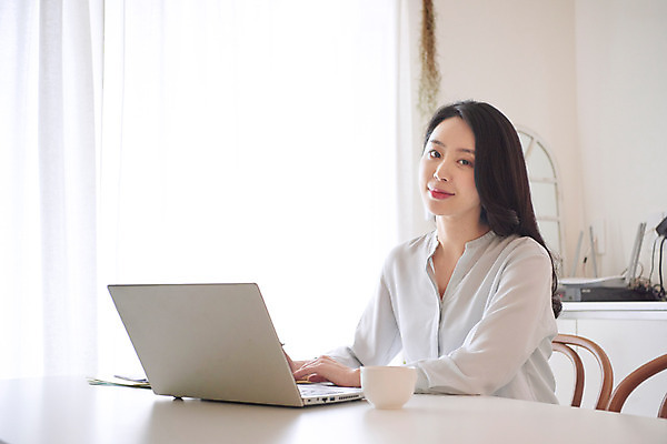 포토 JPG 여자 비즈니스 실내 한명 미소 상반신 성인 옆모습 30대 노트북 연필 다이어리 한국인 업무 비즈니스우먼 커피잔 사회이슈 고민 재택근무 프리랜서 성인여자한명만 자가격리 사회적거리두기 레이어드홈 국내포토 직업 1 감정 커피 캠페인 뷰포인트 컨셉 학용품 잔 표정 사람 동양인 내부 장년 전자제품 필기구 사무용품 작업 직장인 여자한명만 성인여자만 파일형식 격리