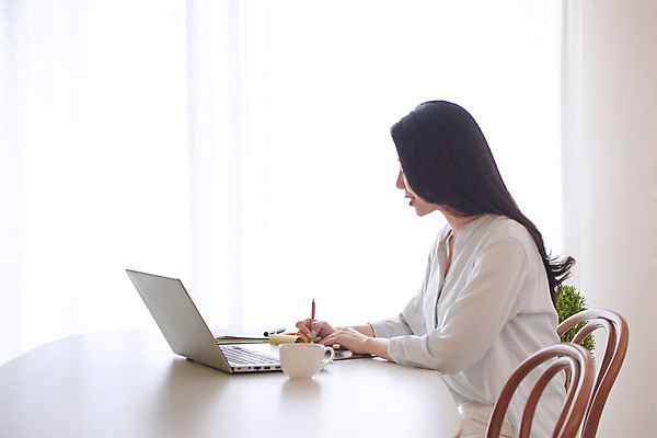 포토 JPG 여자 비즈니스 실내 한명 상반신 성인 옆모습 30대 노트북 연필 다이어리 한국인 업무 비즈니스우먼 커피잔 사회이슈 고민 재택근무 프리랜서 성인여자한명만 자가격리 사회적거리두기 레이어드홈 국내포토 직업 1 감정 커피 캠페인 뷰포인트 컨셉 학용품 잔 사람 동양인 내부 장년 전자제품 필기구 사무용품 작업 직장인 여자한명만 성인여자만 파일형식 격리