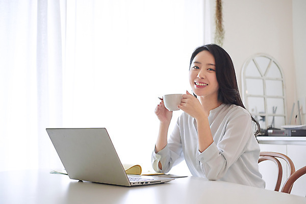 포토 JPG 여자 비즈니스 실내 한명 미소 상반신 성인 옆모습 30대 노트북 연필 다이어리 한국인 업무 비즈니스우먼 커피잔 사회이슈 고민 재택근무 프리랜서 성인여자한명만 자가격리 사회적거리두기 레이어드홈 국내포토 직업 1 감정 커피 캠페인 뷰포인트 컨셉 학용품 잔 표정 사람 동양인 내부 장년 전자제품 필기구 사무용품 작업 직장인 여자한명만 성인여자만 파일형식 격리