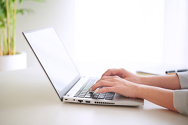 포토 JPG 손 여자 실내 한명 성인 신체부위 30대 노트북 한국인 타이핑 키보드 비즈니스우먼 사회이슈 재택근무 프리랜서 성인여자한명만 자가격리 사회적거리두기 레이어드홈 국내포토 직업 1 캠페인 컨셉 비즈니스 사람 동양인 내부 장년 전자제품 직장인 여자한명만 성인여자만 파일형식 격리