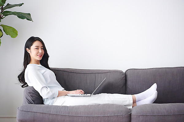 포토 JPG 전신 식물 여자 비즈니스 실내 한명 미소 앉기 성인 옆모습 30대 노트북 소파 한국인 업무 비즈니스우먼 사회이슈 재택근무 프리랜서 성인여자한명만 자가격리 사회적거리두기 레이어드홈 국내포토 직업 1 캠페인 뷰포인트 컨셉 의자 모션 표정 사람 동양인 내부 장년 전자제품 작업 직장인 여자한명만 성인여자만 파일형식 격리