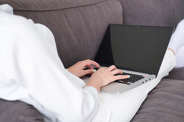 포토 JPG 손 여자 실내 한명 앉기 성인 30대 노트북 한국인 하반신 키보드 업무 비즈니스우먼 사회이슈 재택근무 프리랜서 성인여자한명만 자가격리 사회적거리두기 레이어드홈 국내포토 직업 1 캠페인 컨셉 비즈니스 모션 사람 동양인 내부 신체부위 장년 전자제품 작업 직장인 여자한명만 성인여자만 파일형식 격리