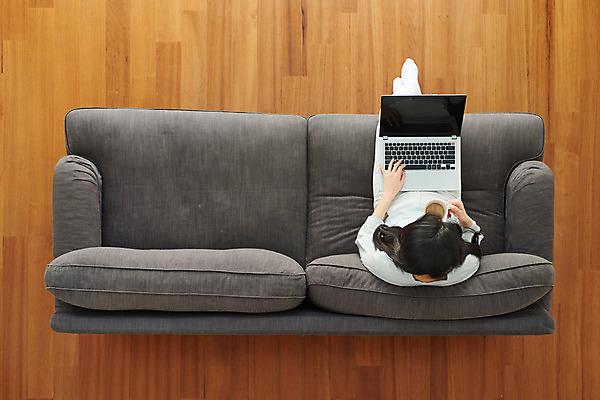 포토 JPG 전신 여자 비즈니스 실내 한명 앉기 성인 30대 노트북 소파 하이앵글 갈색 한국인 업무 비즈니스우먼 사회이슈 재택근무 프리랜서 성인여자한명만 자가격리 사회적거리두기 레이어드홈 국내포토 직업 1 캠페인 뷰포인트 컬러 컨셉 의자 모션 사람 동양인 내부 장년 전자제품 작업 직장인 여자한명만 성인여자만 파일형식 격리