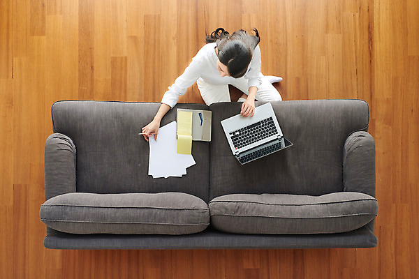 포토 JPG 전신 여자 비즈니스 실내 한명 앉기 성인 30대 노트북 소파 하이앵글 갈색 한국인 업무 비즈니스우먼 사회이슈 재택근무 프리랜서 성인여자한명만 자가격리 사회적거리두기 레이어드홈 국내포토 직업 1 캠페인 뷰포인트 컬러 컨셉 의자 모션 사람 동양인 내부 장년 전자제품 작업 직장인 여자한명만 성인여자만 파일형식 격리