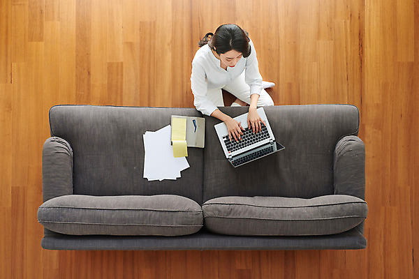 포토 JPG 전신 여자 비즈니스 실내 한명 앉기 성인 30대 노트북 소파 하이앵글 갈색 한국인 업무 비즈니스우먼 사회이슈 재택근무 프리랜서 성인여자한명만 자가격리 사회적거리두기 레이어드홈 국내포토 직업 1 캠페인 뷰포인트 컬러 컨셉 의자 모션 사람 동양인 내부 장년 전자제품 작업 직장인 여자한명만 성인여자만 파일형식 격리