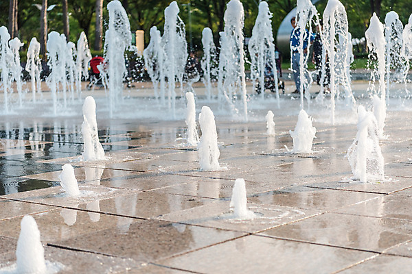 포토 JPG 주간 무료이미지 공원 풍경 사람없음 야외 물 여름 여름풍경 분수 분수대 국내포토 자연요소 계절 공공시설 파일형식 여름_계절