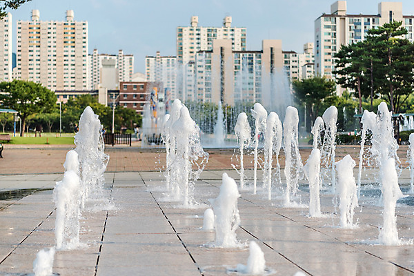 포토 JPG 주간 공원 풍경 사람없음 야외 물 여름 여름풍경 분수 분수대 국내포토 자연요소 계절 공공시설 파일형식 여름_계절