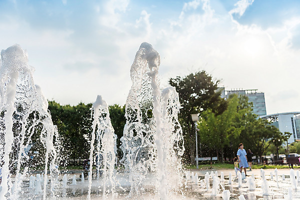 포토 JPG 주간 공원 여자 딸 엄마 풍경 야외 두명 물 여름 여름풍경 분수 분수대 여자만 국내포토 자연요소 계절 공공시설 가족 사람 파일형식 여름_계절