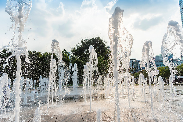 포토 JPG 주간 공원 풍경 근접촬영 사람없음 야외 물 여름 여름풍경 분수 분수대 국내포토 자연요소 계절 공공시설 뷰포인트 파일형식 여름_계절
