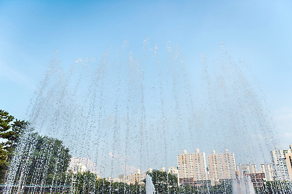 포토 JPG 주간 공원 풍경 사람없음 야외 물 여름 여름풍경 분수 분수대 국내포토 자연요소 계절 공공시설 파일형식 여름_계절