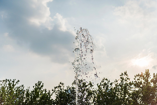 포토 JPG 주간 구름 공원 하늘 풍경 사람없음 야외 물 여름 여름풍경 분수 분수대 국내포토 자연요소 계절 공공시설 파일형식 여름_계절