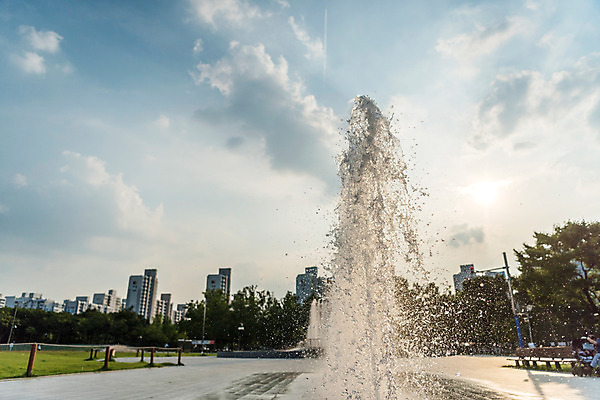 포토 JPG 주간 구름 공원 하늘 풍경 근접촬영 사람없음 야외 물 여름 여름풍경 분수 분수대 국내포토 자연요소 계절 공공시설 뷰포인트 파일형식 여름_계절