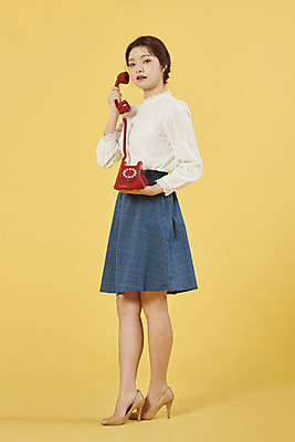 포토 JPG 스튜디오촬영 전신 여자 실내 대화 한명 서기 미소 누끼 20대 성인 옆모습 한국인 전화기 전달 복고 아날로그 통화 노란배경 성인여자한명만 국내포토 1 뷰포인트 백그라운드 모션 표정 말하기 사람 동양인 청년 내부 노란색 여자한명만 성인여자만 파일형식