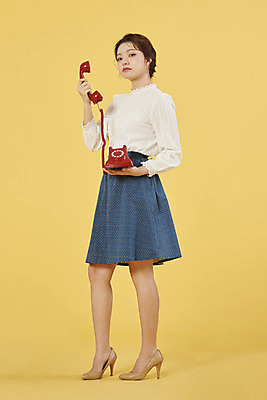 포토 JPG 스튜디오촬영 전신 여자 실내 대화 한명 서기 미소 누끼 20대 성인 옆모습 한국인 전화기 전달 복고 아날로그 통화 노란배경 성인여자한명만 국내포토 1 뷰포인트 백그라운드 모션 표정 말하기 사람 동양인 청년 내부 노란색 여자한명만 성인여자만 파일형식