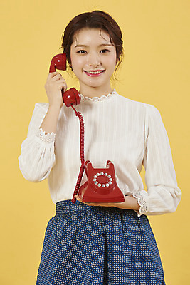 포토 JPG 스튜디오촬영 여자 실내 대화 한명 서기 미소 들기 누끼 상반신 20대 성인 앞모습 한국인 전화기 전달 복고 아날로그 통화 노란배경 성인여자한명만 국내포토 1 뷰포인트 백그라운드 모션 표정 말하기 사람 동양인 청년 내부 노란색 여자한명만 성인여자만 파일형식