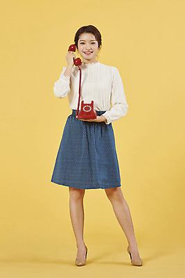 포토 JPG 스튜디오촬영 전신 여자 실내 대화 한명 서기 미소 누끼 20대 성인 앞모습 한국인 전화기 전달 복고 아날로그 통화 노란배경 성인여자한명만 국내포토 1 뷰포인트 백그라운드 모션 표정 말하기 사람 동양인 청년 내부 노란색 여자한명만 성인여자만 파일형식