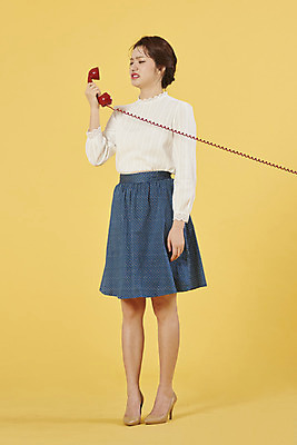 포토 JPG 스튜디오촬영 전신 여자 스트레스 실내 대화 한명 서기 누끼 20대 성인 옆모습 한국인 분노 찡그림 전화기 전달 복고 아날로그 통화 노란배경 성인여자한명만 국내포토 1 감정 뷰포인트 백그라운드 모션 표정 말하기 사람 동양인 청년 내부 노란색 여자한명만 성인여자만 파일형식