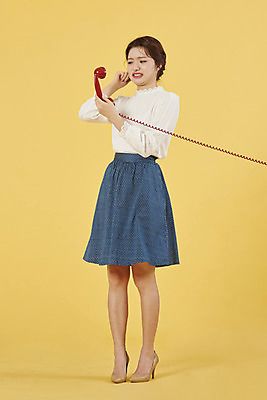 포토 JPG 스튜디오촬영 전신 여자 스트레스 실내 대화 한명 서기 누끼 20대 성인 옆모습 한국인 분노 찡그림 귀막기 전화기 전달 복고 아날로그 통화 노란배경 성인여자한명만 국내포토 1 감정 뷰포인트 백그라운드 모션 표정 말하기 사람 동양인 손짓 청년 내부 노란색 여자한명만 성인여자만 파일형식