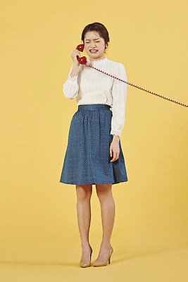 포토 JPG 스튜디오촬영 전신 여자 스트레스 실내 대화 한명 서기 누끼 20대 성인 앞모습 한국인 분노 찡그림 전화기 전달 복고 아날로그 통화 노란배경 성인여자한명만 국내포토 1 감정 뷰포인트 백그라운드 모션 표정 말하기 사람 동양인 청년 내부 노란색 여자한명만 성인여자만 파일형식