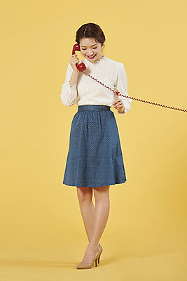 포토 JPG 스튜디오촬영 전신 여자 실내 대화 한명 서기 미소 누끼 20대 성인 앞모습 한국인 전화기 전달 복고 아날로그 통화 설레임 노란배경 성인여자한명만 국내포토 1 감정 뷰포인트 백그라운드 모션 표정 말하기 사람 동양인 청년 내부 노란색 여자한명만 성인여자만 파일형식