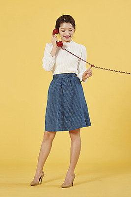 포토 JPG 스튜디오촬영 전신 여자 실내 대화 한명 서기 미소 누끼 20대 성인 앞모습 한국인 전화기 전달 복고 아날로그 통화 설레임 노란배경 성인여자한명만 국내포토 1 감정 뷰포인트 백그라운드 모션 표정 말하기 사람 동양인 청년 내부 노란색 여자한명만 성인여자만 파일형식