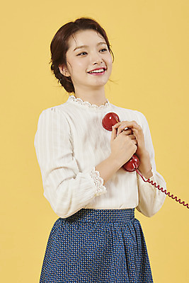 포토 JPG 스튜디오촬영 여자 실내 대화 한명 서기 미소 누끼 상반신 20대 성인 옆모습 한국인 전화기 전달 복고 아날로그 통화 설레임 노란배경 성인여자한명만 국내포토 1 감정 뷰포인트 백그라운드 모션 표정 말하기 사람 동양인 청년 내부 노란색 여자한명만 성인여자만 파일형식