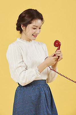 포토 JPG 스튜디오촬영 여자 실내 대화 한명 서기 미소 누끼 상반신 20대 성인 옆모습 한국인 전화기 전달 복고 아날로그 통화 설레임 노란배경 성인여자한명만 국내포토 1 감정 뷰포인트 백그라운드 모션 표정 말하기 사람 동양인 청년 내부 노란색 여자한명만 성인여자만 파일형식