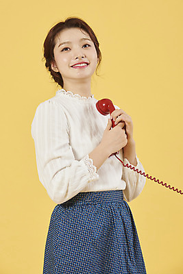 포토 JPG 스튜디오촬영 여자 실내 대화 한명 서기 미소 누끼 상반신 20대 성인 옆모습 한국인 전화기 전달 복고 아날로그 통화 설레임 노란배경 성인여자한명만 국내포토 1 감정 뷰포인트 백그라운드 모션 표정 말하기 사람 동양인 청년 내부 노란색 여자한명만 성인여자만 파일형식